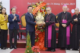 President pays pre-Christmas visit to Hue Archdiocese