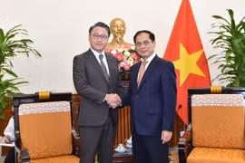 FM Bui Thanh Son meets Govenor of Japan's Nagasaki prefecture