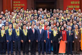 PM hails elderly people’s efforts in boosting economic development