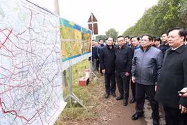 PM inspects construction of Ring Road No.4 in Hanoi capital region 