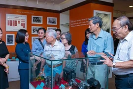 VNA leader meets veteran photographers granted Ho Chi Minh, State prizes