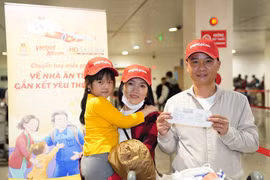 500 disadvantaged workers return home for Tet on Vietjet flights