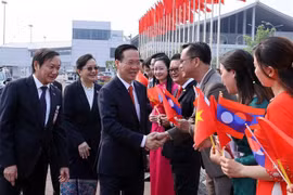 President arrives in Vientiane, beginning official visit to Laos