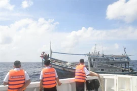 Fishing boat in distress towed to Da Tay Island for repair
