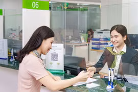 Low interest rates make cash shift to stock market