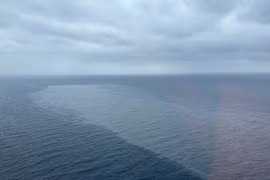 Philippines bans fishing as oil spill spreads