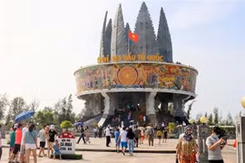 Mong Cai border city sees sharp increase of visitors at weekends