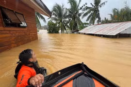 Floods raging in Philippines, Malaysia