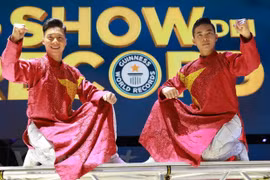 Circus artists Quoc Co, Quoc Nghiep set new world record