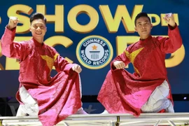 Circus artists Quoc Co, Quoc Nghiep set new world record
