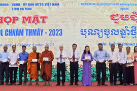 VFF leader congratulates Khmer people in Ca Mau on Choi Chnam Thmay festival