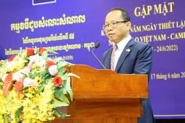 VUFO presents insignia to outgoing Cambodian Ambassador