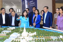 Lao Party officials visit Hanoi craft village, university