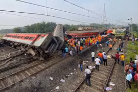 Vietnamese leaders send condolences to India over deadly train crash