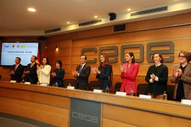 Deputy PM meets UNWTO leader, co-chairs Vietnam-Spain business seminar