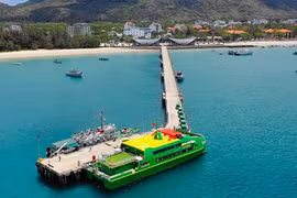 Con Dao new passenger port opens for tourists