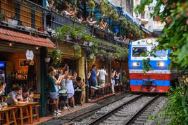 Tours of coffee shops along Hanoi train street prohibited