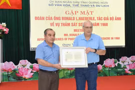 Quang Ngai officials meet photographer taking pictures of Son My massacre