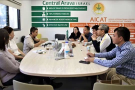 Embassy delegation visits Vietnamese students in Israel