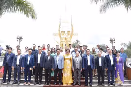 Overseas Vietnamese in Laos pay tribute to fallen volunteer soldiers in Oudomxay