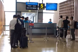 Vietnam Airlines notifies passengers of departure gates via messages at three airports