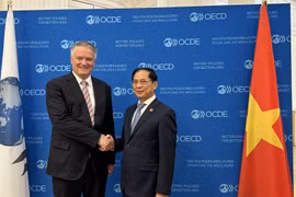 Vietnamese FM meets with OECD Secretary-General in Paris