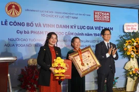 78-year-old woman sets Vietnam record in yoga
