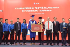 “Vietnamese Bookcase” presented to Swiss students​
