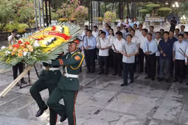 NA Chairman tribute to martyrs in Quang Tri