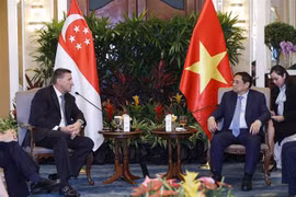 Prime Minister receives CEOs of Standard Chartered in Singapore