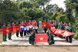 10,000 national flags presented to Dak Nong border residents