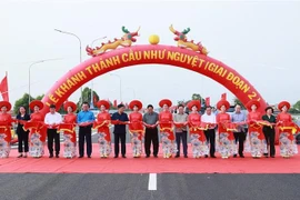 PM attends inauguration of bridge, groundbreaking of social housing project in Bac Giang