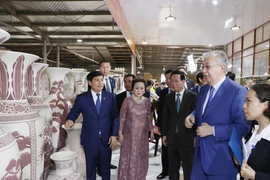 Vietnamese, Kazakh leaders visit ancient pottery village