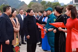 PM pays pre-Tet visit to northern border Cao Bang province