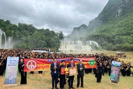 Cao Bang sets record for number of people performing Then singing, Tinh musical instrument