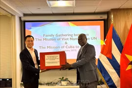 Vietnam presents gift to Cuba over its Presidency of G77 and China