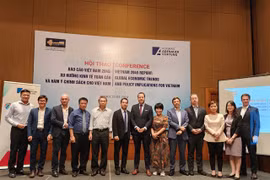 Distinguished guests and speakers take a group photo during the 'Vietnam 2045 Report' conference on May 21 (Photo: VNA)