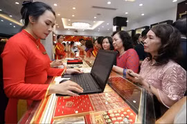  At a gold shop run by the Bao Tin Manh Hai gold company (Photo: VNA)