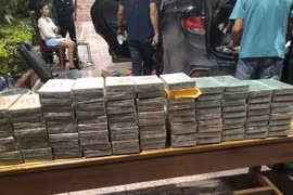 The 100 bars of heroin seized by border guards. (Photo: VNA)
