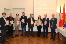 At the ceremony releasing the book. (Photo: VNA)