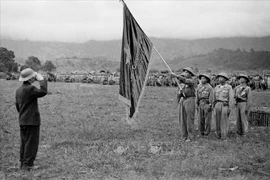 General Vo Nguyen Giap hands over "Determined to fight, Determined to win" to a unit (Photo: VNA)