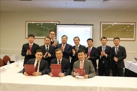 At the signing ceremony of the MoU on cooperation in building and implementing Nam Dinh's growth strategy in the near future between the provincial People’s Committee and SaiGonTel and Australia Global Consulting Ltd. (Photo: VNA)