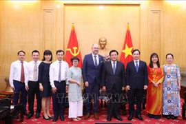 HCMA Director Nguyen Xuan Thang (fourth from right) and Swiss Ambassador to Vietnam Thomas Gass (fifth from right) (Photo: VNA)