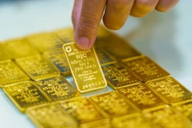 State-owned commercial banks with their extensive networks have prepared necessary conditions to organise direct gold sales to people in need. (Photo: VNA)