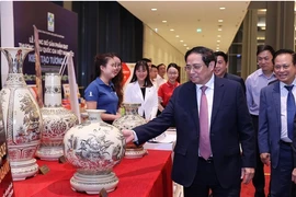 Photo: Prime Minister Pham Minh Chinh visits a booth displaying national-branded products in 2022. (Photo: VNA)