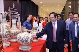 Photo: Prime Minister Pham Minh Chinh visits a booth displaying national-branded products in 2022. (Photo: VNA)
