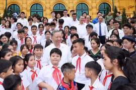 President To Lam and pupils (Photo: VNA)