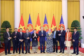 President To Lam (sixth from right) and diplomats (Photo: VNA)