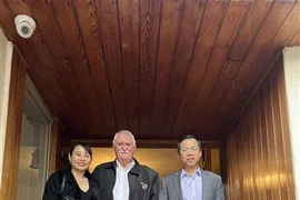 Vietnamese Ambassador to Australia Pham Hung Tam (R) and Australian veteran John Bryant (C) posing for a photo (Photo: VNA)