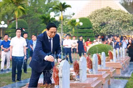 PM offers incense to fallen soldiers (Photo: VNA)